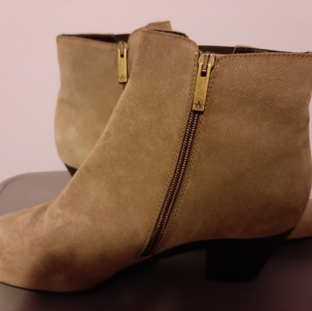 NEW Aquatalia boots